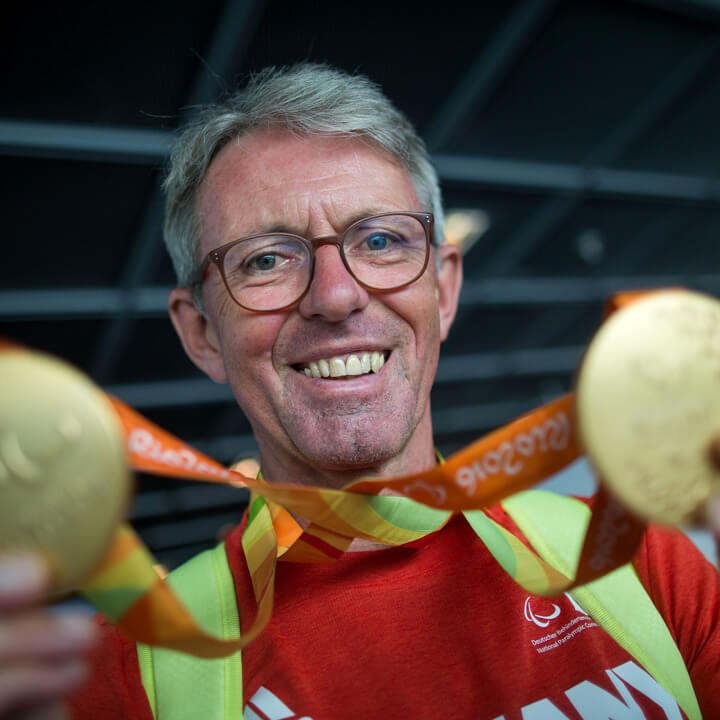 Radsportler Hans-Peter Durst strahlt mit seinen beiden Goldmedaillen bei den Paralympics in Rio 2016 um die Wette (Bild: picture alliance)