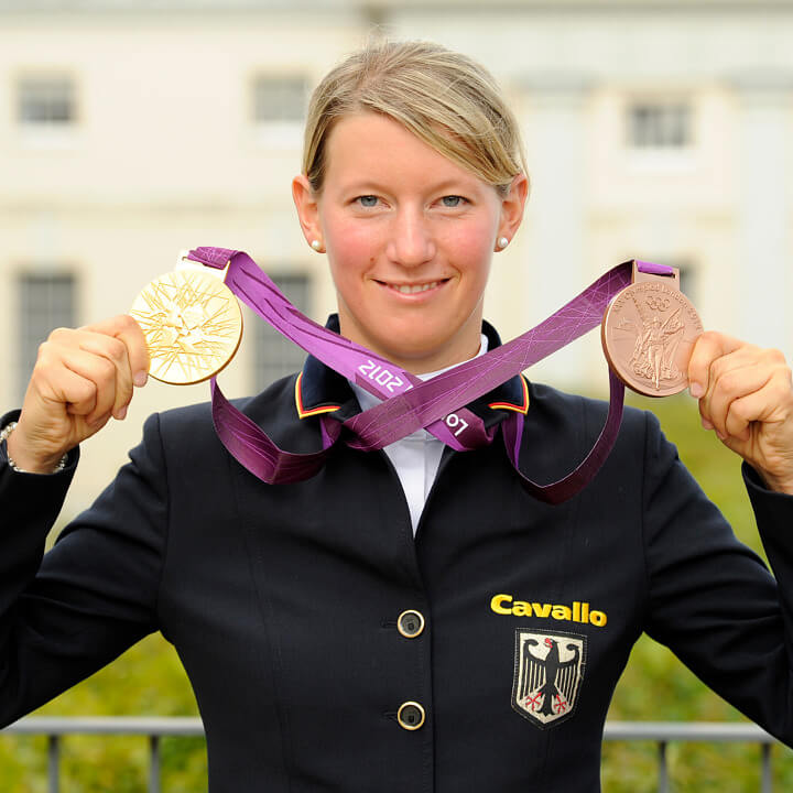 Vielseitigkeitsreiterin Sandra Auffahrt hat gleich doppelten Grund zur Freude: Gold im Team-Wettbewerb, Bronze in der Einzel-Wertung bei den Olympischen Spielen von London 2012 (Bild: picture alliance)